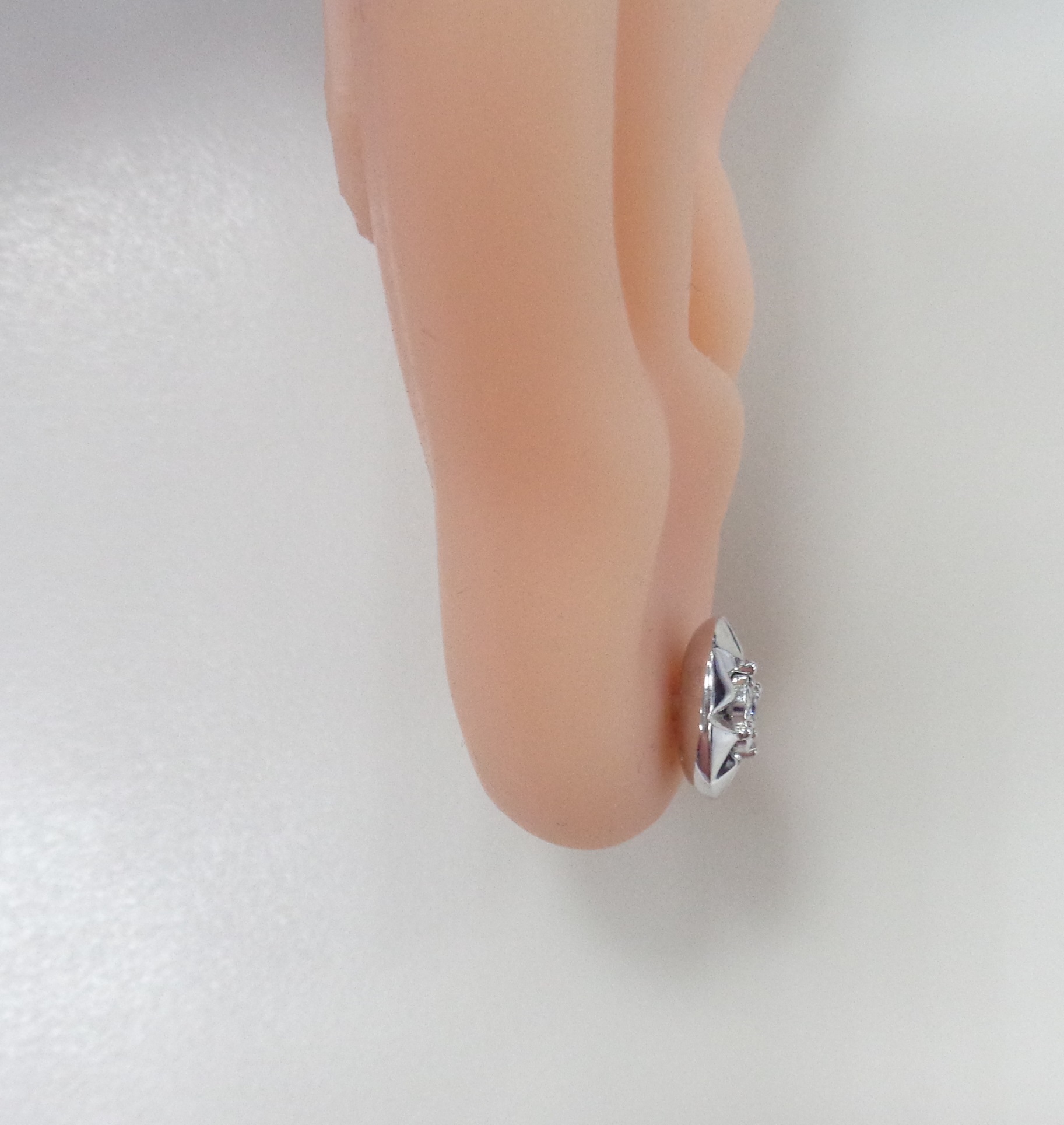 Золотые серьги-пусеты 585 пробы; белое золото; родий; с алмазной обработкой; вставки 2 Бр.Кр-57 0,13